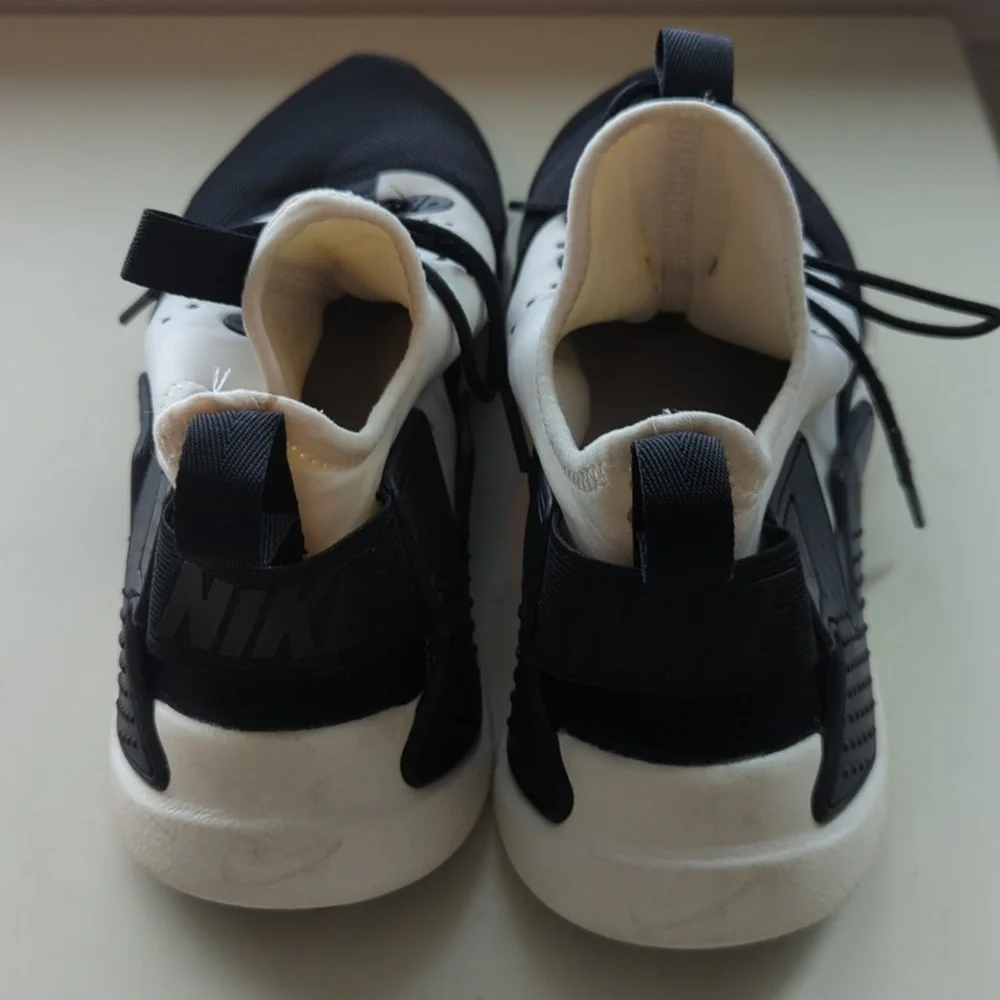 Nike Air‎ Huarache Black & White Youth Athletic Shoes Size 6